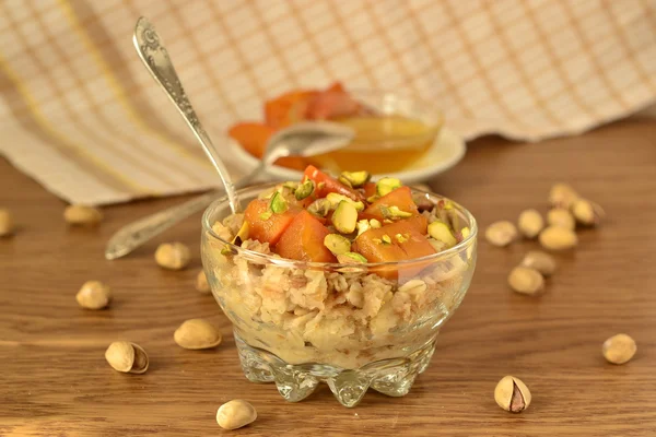 Gachas de avena con caquis, pistachos y miel —  Fotos de Stock