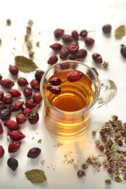 -yaban gülü ve ahududu bitki çayı