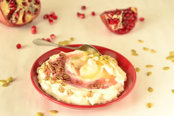 Cream cottage cheese with pomegranate juice and honey — Stock Photo, Image