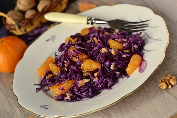 kırmızı lahana, mandalina ve Fındık salata