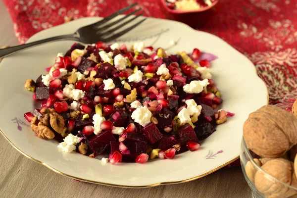bieten salade met walnoten en granaatappel