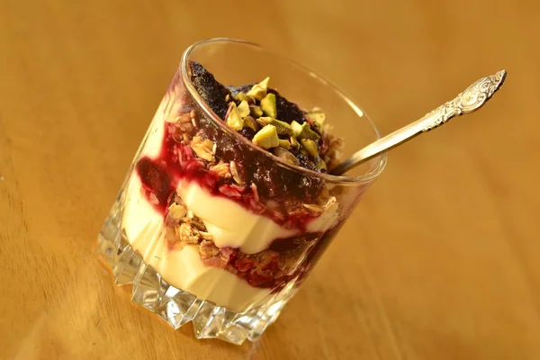Dessert - Prugne con crema pasticcera e muesli — Foto Stock