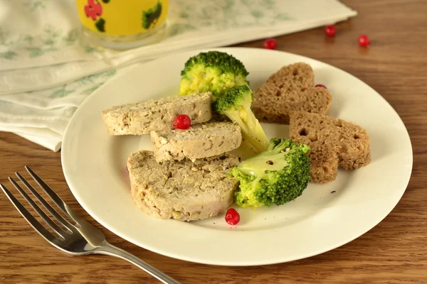 Homemade chicken sausage, broccoli and bread in the shape of heart — Stock Photo, Image