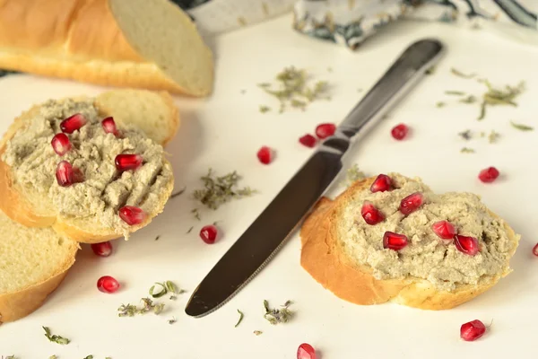 Baget con paté de setas, hierbas y semillas de granada —  Fotos de Stock