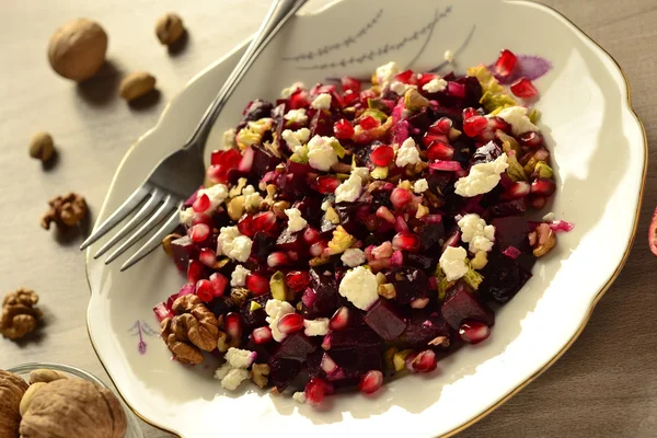 Beet salad with walnuts and pomegranate — Stock Photo, Image