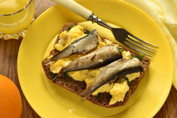 Завтрак - сэндвич - яичница с омлетом на ржаном хлебе — стоковое фото