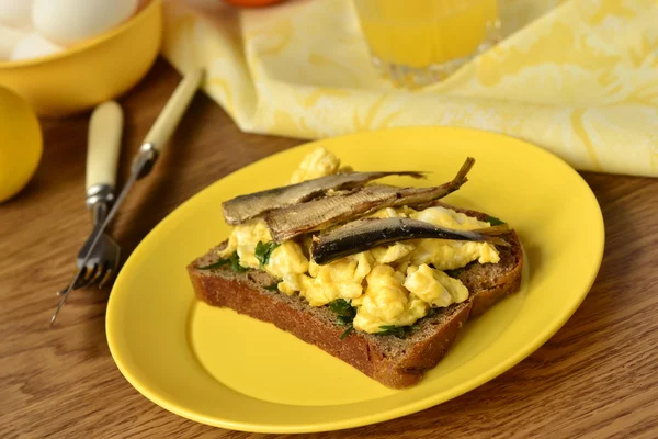 Frukost - sandwich - äggröra med skarpsill på rågbröd — Stockfoto