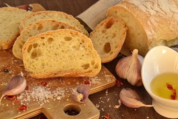 Frisches Brot - Ciabatta, Chili und Knoblauch — Stockfoto