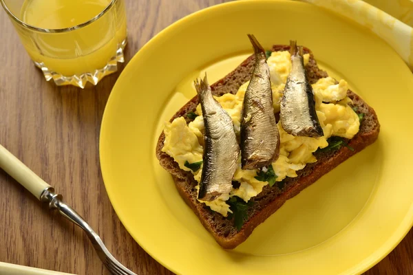 Сэндвич - яичница с брызгами на ржаном хлебе — стоковое фото