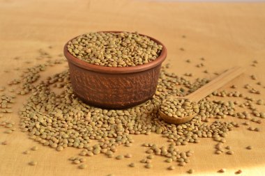 Seramik kase ve bir tahta kaşıkla tahıl mercimek