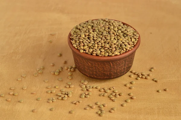 セラミック ボウルで穀物のレンズ豆 — ストック写真