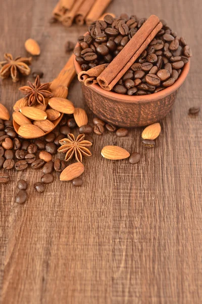 Coffee beans in a ceramic bowl and spices — Stock Photo, Image