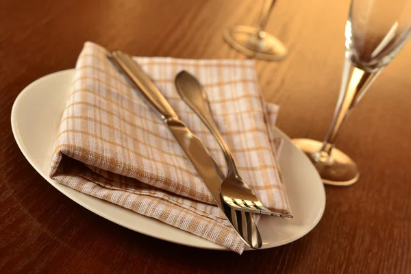 Ajuste de mesa sobre una mesa de madera — Foto de Stock