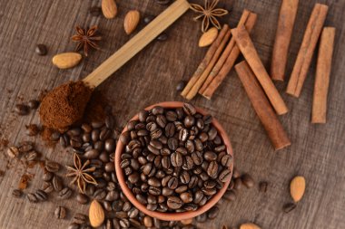 kahve çekirdekleri seramik kase ve ahşap zemin üzerine baharat