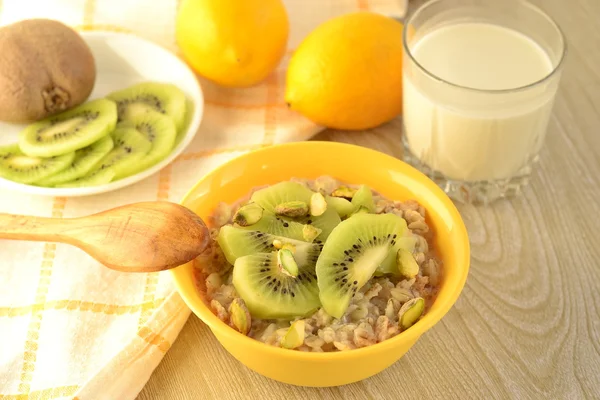 Gesundes Frühstück - Haferbrei mit Kiwi und Pistazien — Stockfoto