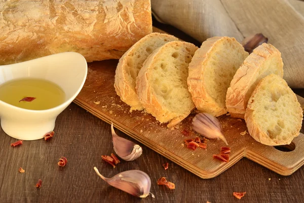 taze ekmek - ciabatta, biber ve sarımsak eski ahşap tahta üzerinde