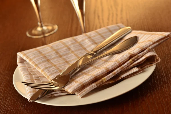 Ajuste de mesa sobre una mesa de madera — Foto de Stock