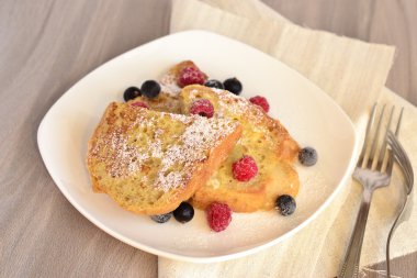 딸기와 설탕 가루 프렌치 토스트