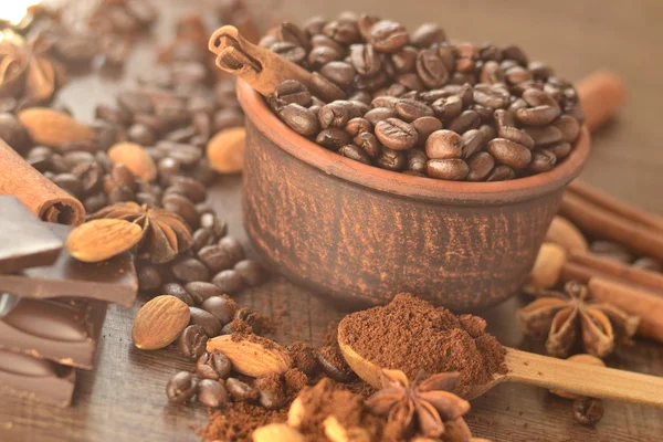 Coffee beans, chocolate and spices, soft focus — Stock Photo, Image