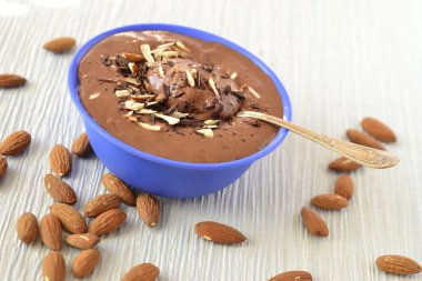 Bademli çikolatalı Mus