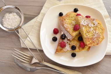 딸기와 설탕 가루 프렌치 토스트