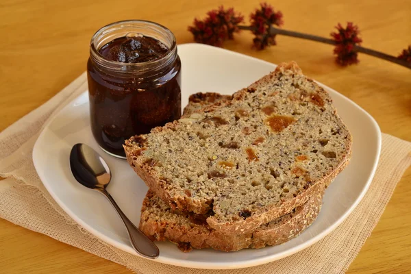 Whole wheat bread with strawberry jam — Stock Photo, Image