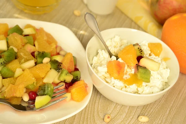 Queso de cabaña con ensalada de frutas y miel —  Fotos de Stock