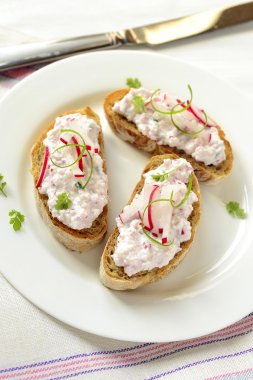 ciabatta süzme peynir ve turp pate ile