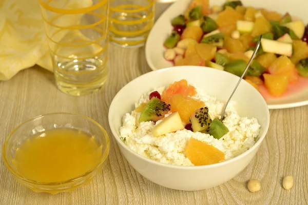 meyve salatası ve bal süzme peynir