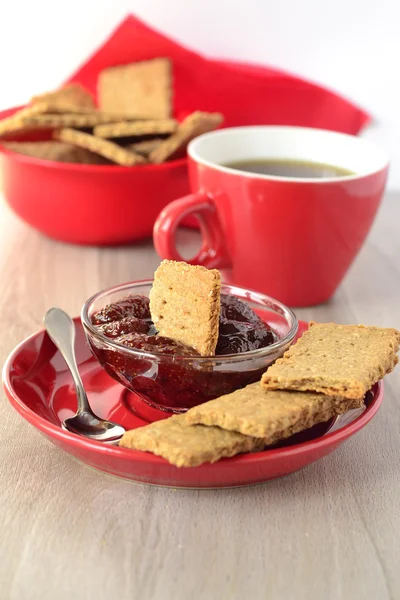 Rye crackers with strawberry jam — Stock Photo, Image