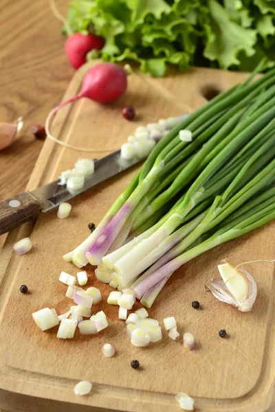 Bawang hijau pada papan potong — Stok Foto