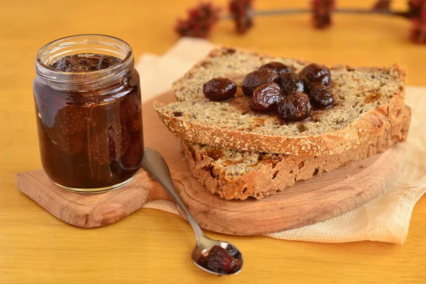 Whole wheat bread with strawberry jam — Stock Photo, Image