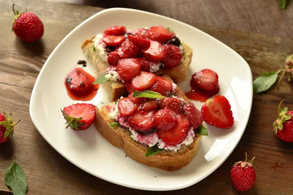 Sandwich mit Erdbeeren — Stockfoto