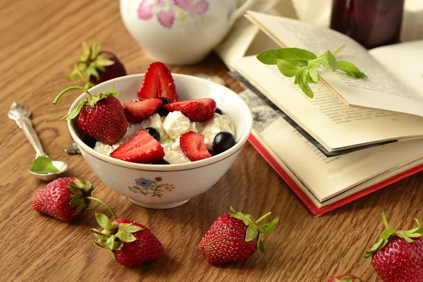 Cottage cheese with fresh berries — Stock Photo, Image
