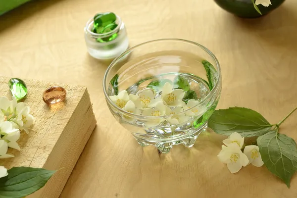 Tigela com água e flores de jasmim, conceito SPA — Fotografia de Stock