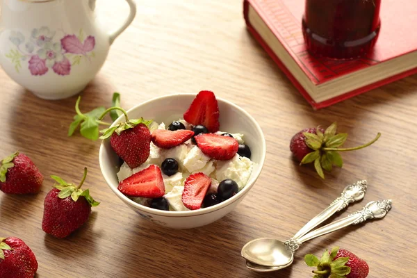 Cottage cheese with fresh berries — Stock Photo, Image