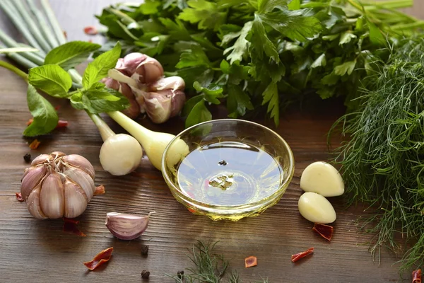 Minyak zaitun, herbal segar dan rempah-rempah — Stok Foto
