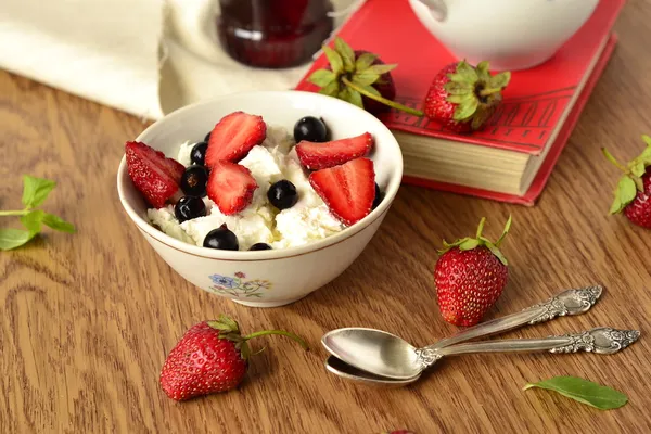 Cottage cheese with fresh berries for healthy breakfast — Stock Photo, Image