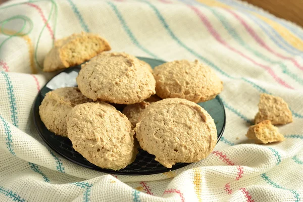 Алмондское печенье на ткани — стоковое фото