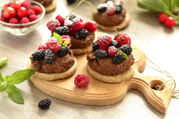 Tartlets with chocolate mousse and fresh summer berries — Stock Photo, Image