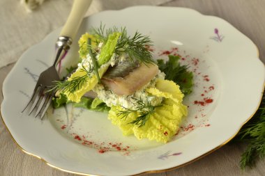 ringa balığı filetosu soslu taze otlar