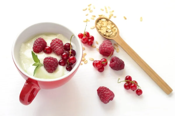 Joghurt mit Müsli und frischen Beeren in einer roten Tasse — Stockfoto