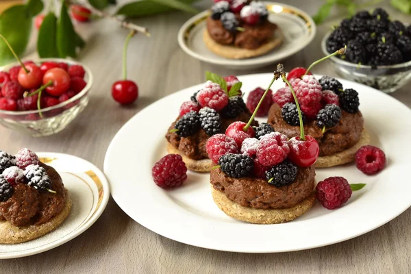 Tartlets with chocolate mousse and fresh summer berries — Stock Photo, Image