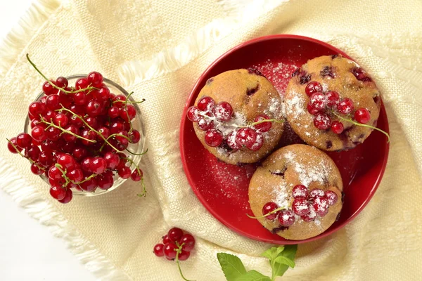 Vollkorn-Muffins mit roten Johannisbeeren — Stockfoto