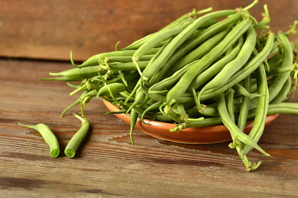 Green beans on a wooden background — Stock Photo, Image