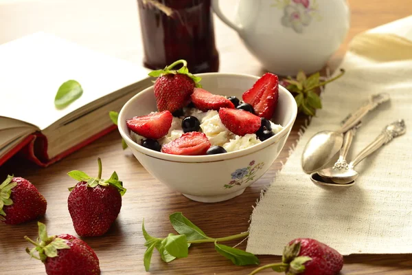 Quark mit frischen Beeren für ein gesundes Frühstück — Stockfoto