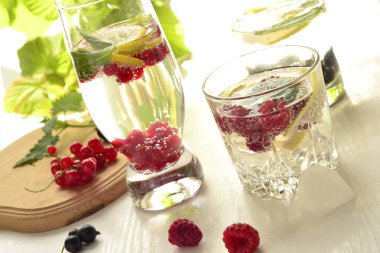 Soğuk içecek çilek ile farklı türleri