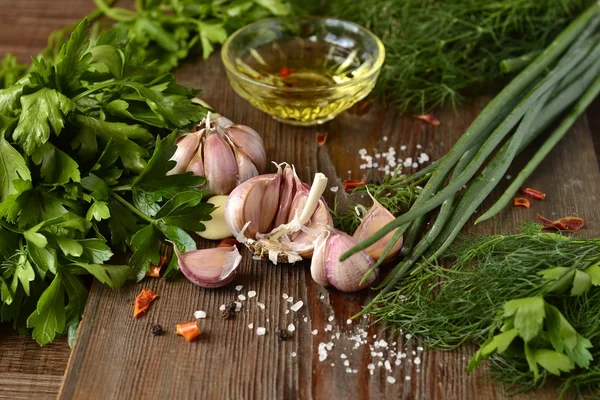 Minyak zaitun, herbal segar dan rempah-rempah — Stok Foto