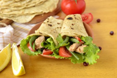 sebze ve balık ile doldurulmuş pide