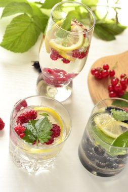 Soğuk içecek çilek ile farklı türleri